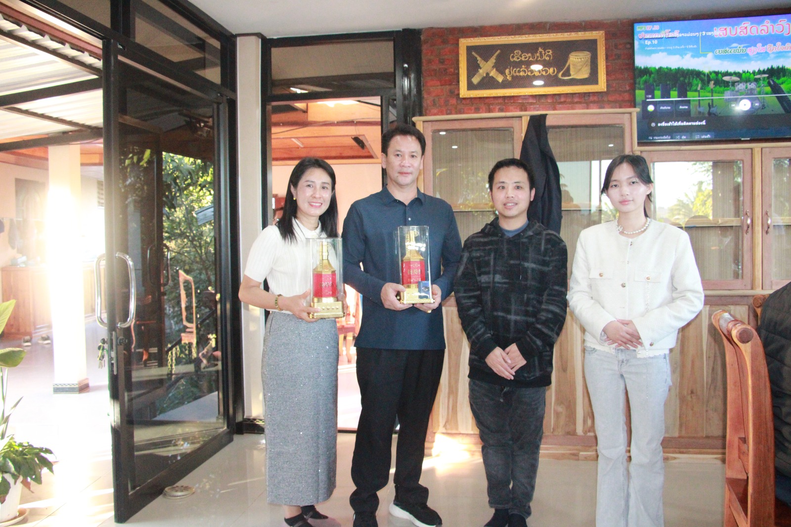 一特接待酒走进老挝